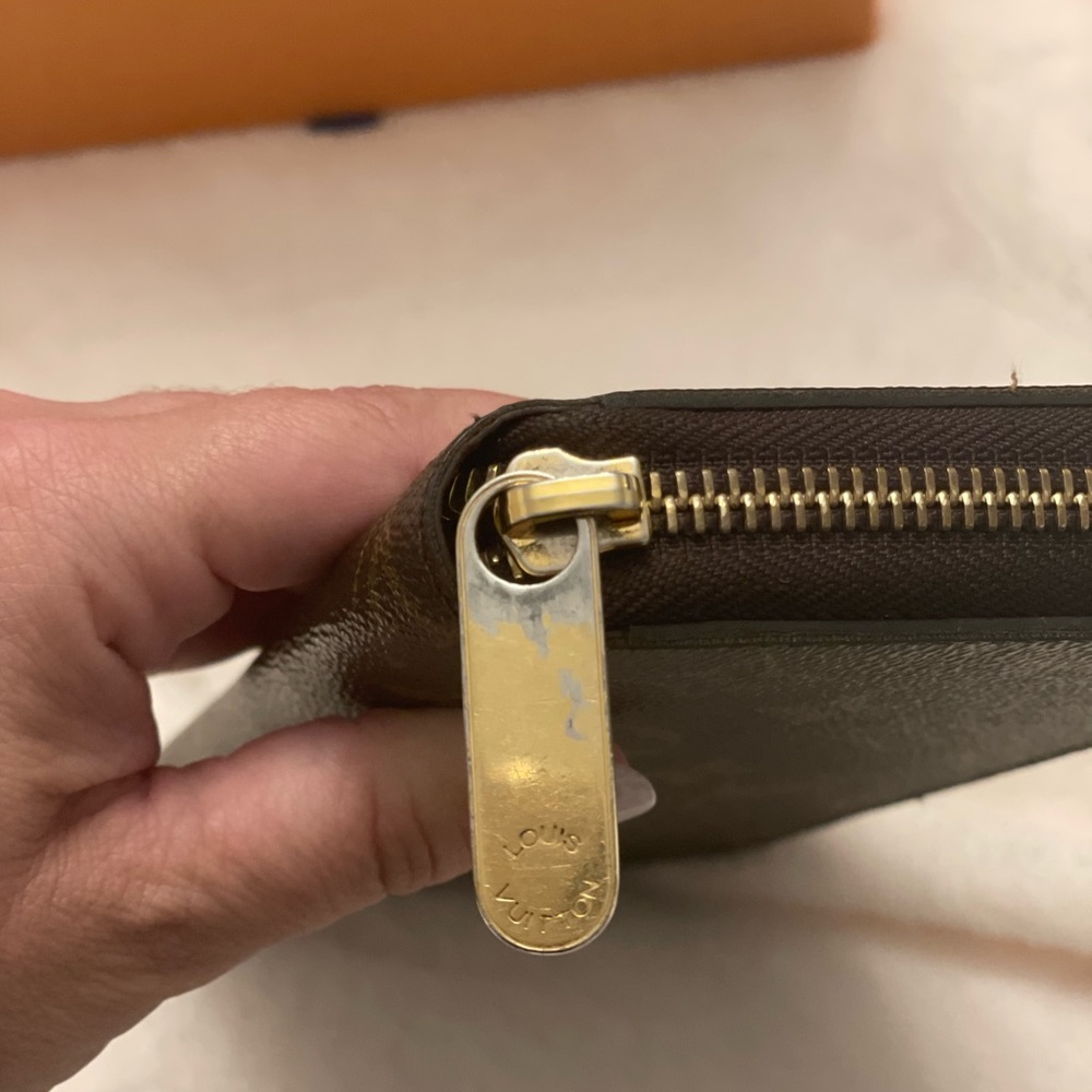 Louis Vuitton zippy wallet